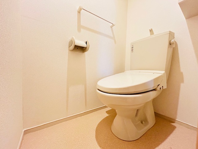 トイレ　※別室　参考写真※ 毎日お使いになるトイレは、温水洗浄機能付