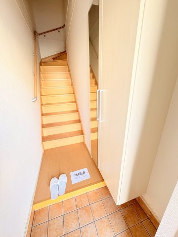玄関　※別室　参考写真※ 玄関の鏡はお出かけ前の身だしなみチェック
