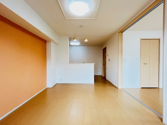 居室・リビング　※別室　参考写真※ リビングと洋室の間のドアを開け放して広く