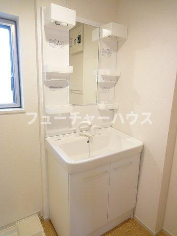 洗面設備　明るい洗面所です