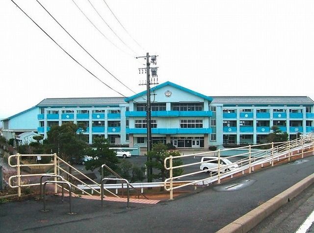 小学校　鳥取市立賀露小学校（小学校）まで2000m