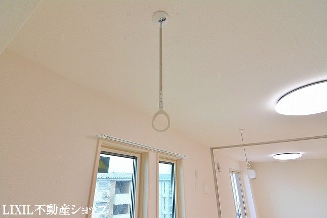 その他設備　南側６帖洋室にはあると便利な室内物干し機能付です。