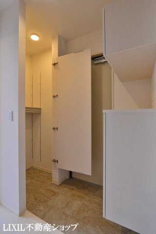 玄関　玄関ホールと玄関収納です。