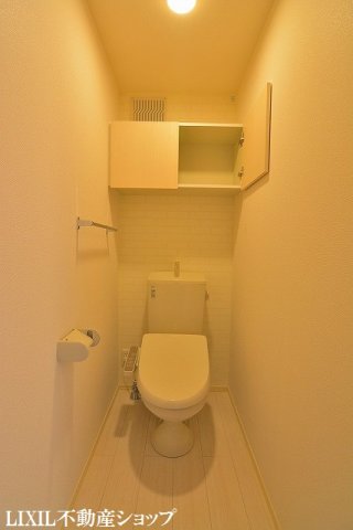 トイレ　上部に収納のある温水洗浄便座付のトイレです。