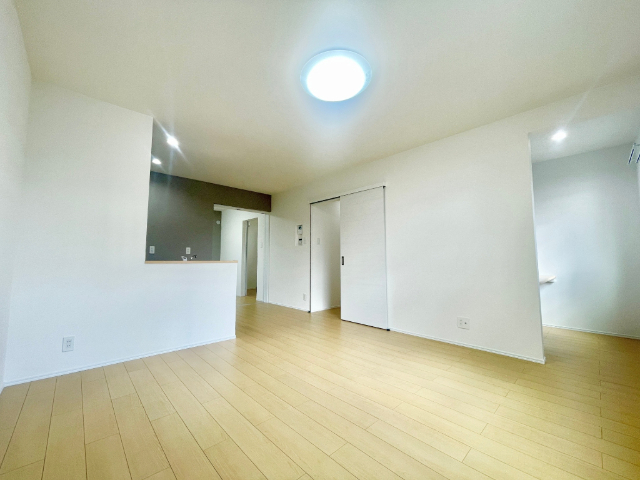 居室・リビング　同型の部屋の写真を使用しております。