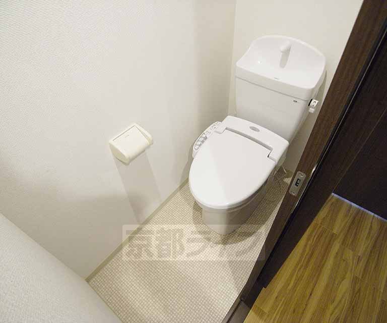 トイレ　ウォシュレット完備です。