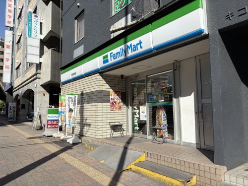 コンビニ　ファミリーマート 横浜栄町店（コンビニ）まで253m