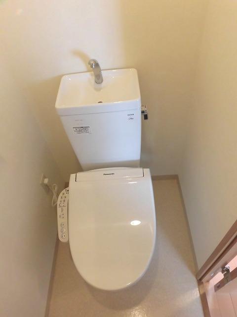 トイレ　温水洗浄便座付き