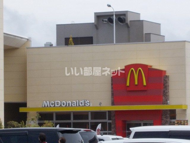 飲食店　マクドナルド新田東ヨークタウン店（飲食店）まで746m