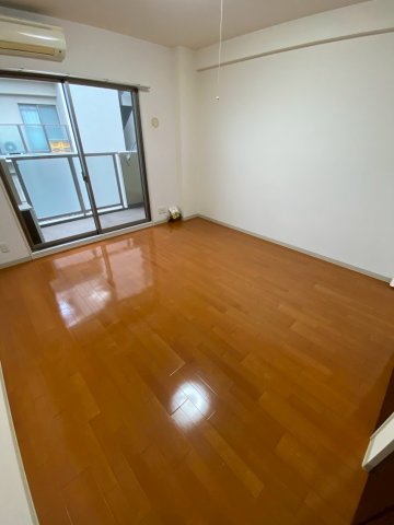 その他部屋・スペース　落ち着いた色調の寝室です