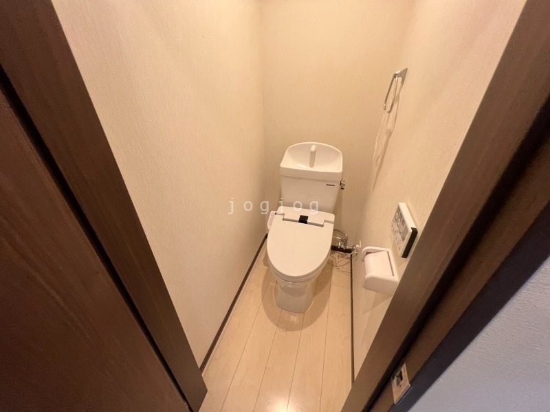 トイレ　嬉しい温水洗浄便座付きのトイレです。