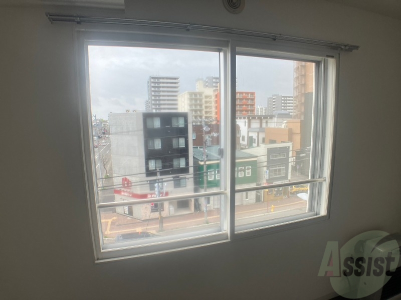 バルコニー　大きな窓がありますので風通しが良さそう。