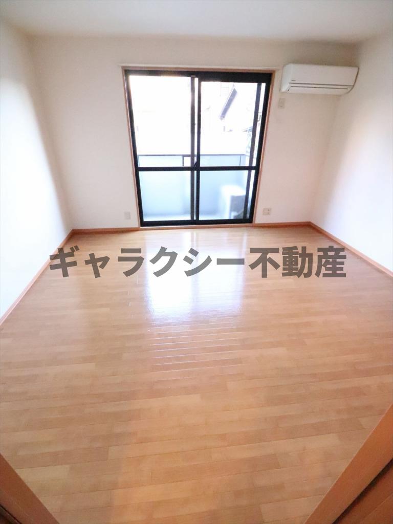 居室・リビング　8.3帖の洋室