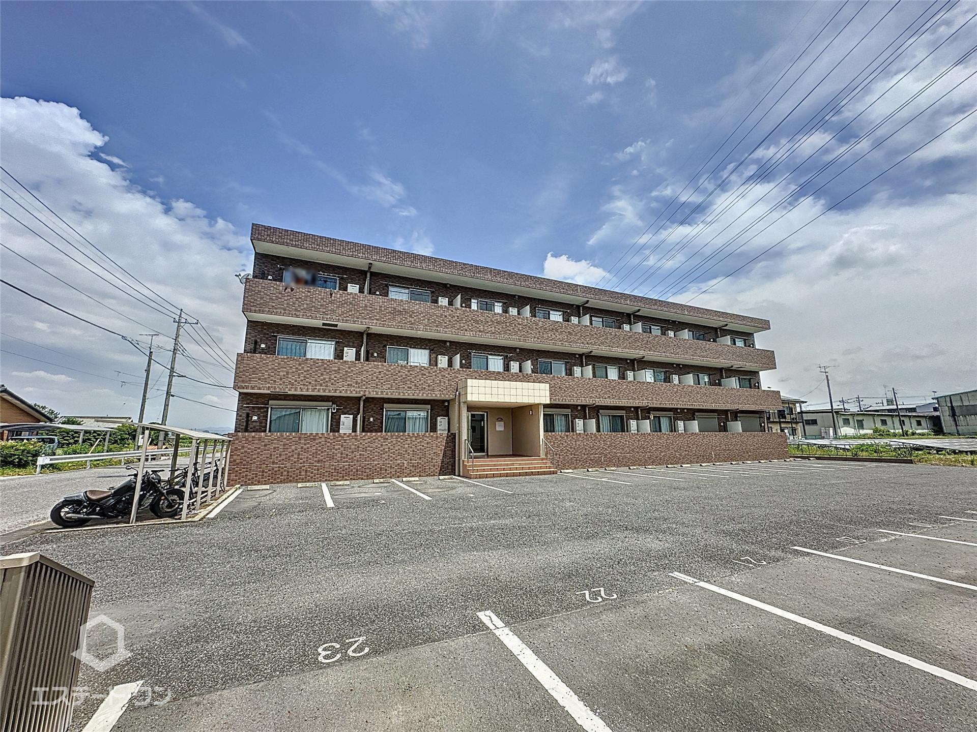 建物外観　3階建ての単身向けマンション☆