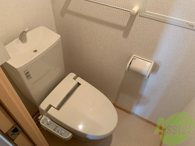 トイレ　人気のウォシュレットつきのトイレです。快適ですよ。