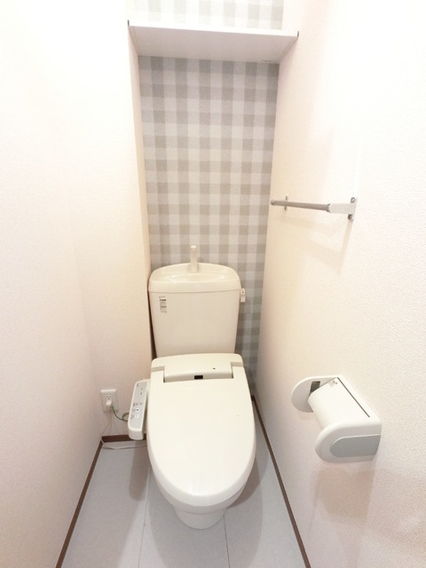 トイレ　冬でも温かく快適です。もちろん洗浄機能もついています。
