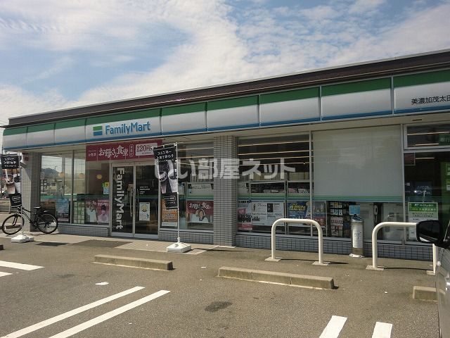 コンビニ　ファミリーマート美濃加茂太田南店（コンビニ）まで932m