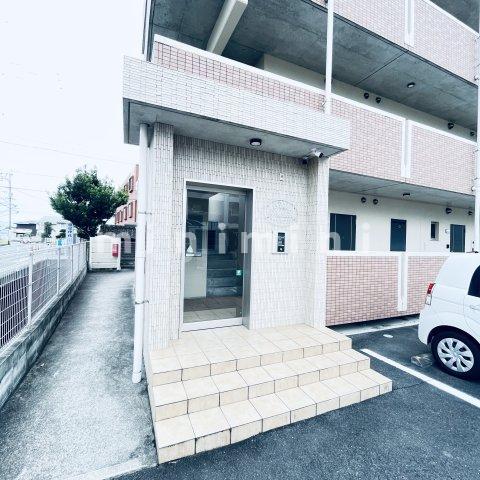 エントランス　※写真は別号室のものですので現状優先とさせていただきます