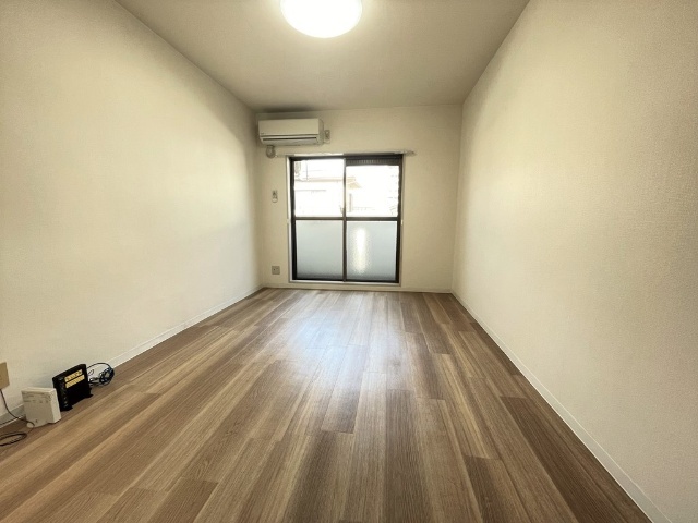 居室・リビング　写真は同物件の別部屋のものです。