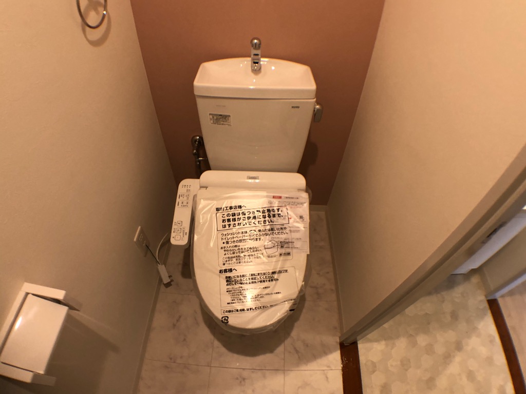 トイレ　温水洗浄便座付きのトイレです♪