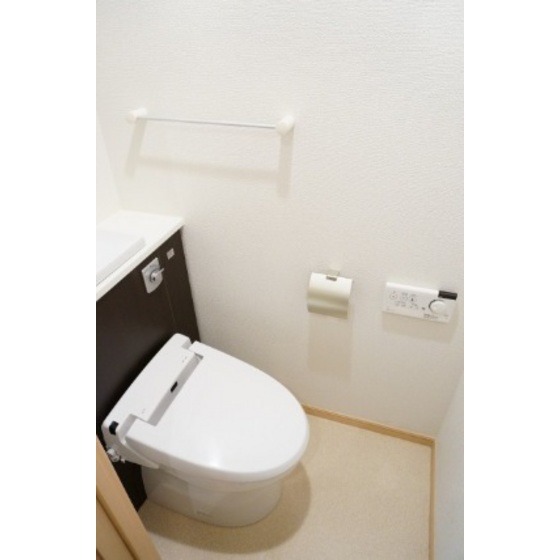 埼玉新都市交通伊奈線 加茂宮駅 徒歩4分 3階建 築16年のトイレ写真
