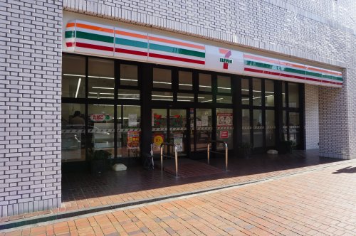 コンビニ　セブンイレブン横浜真砂町4丁目店（コンビニ）まで324m