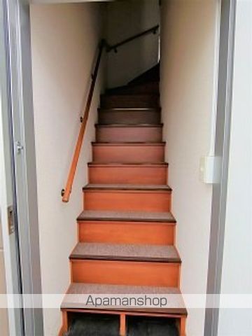 レオパレスレインボーパレスの玄関写真