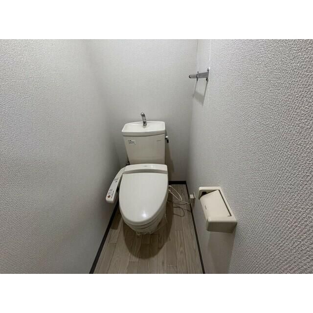 小田急線 成城学園前駅 徒歩8分 3階建 築26年のトイレ写真