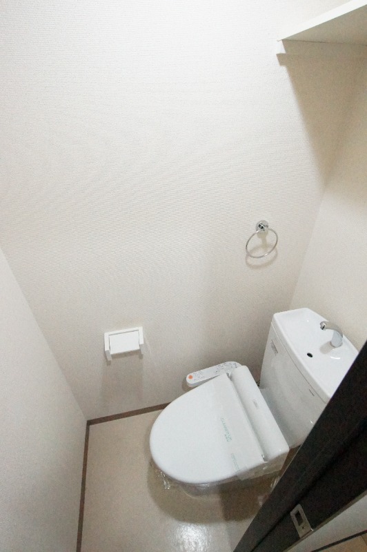 阪神本線 出屋敷駅 徒歩8分 3階建 築15年のトイレ写真