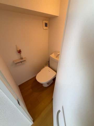 トイレ　温水便座新品。トイレットペーパーホルダー新品。