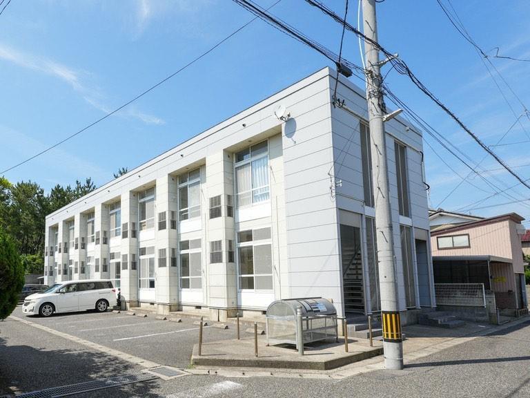 建物外観　駐車場あります。近隣にも月極駐車場が多数あります。