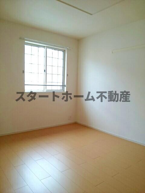 その他部屋・スペース　落ち着いた色調の寝室です