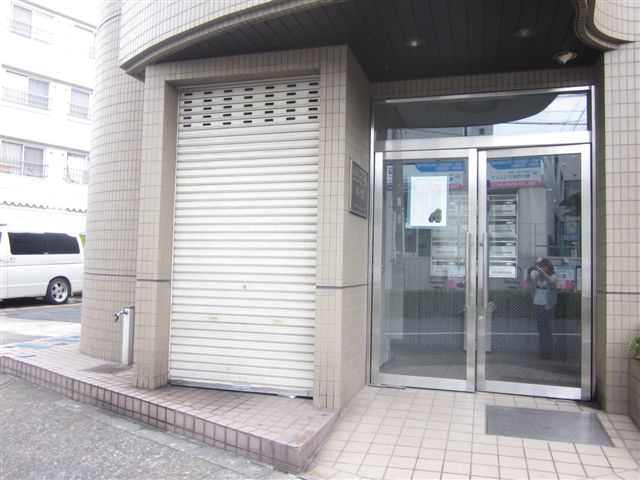 エントランス　エントランス脇にはゴミ置き場有り♪