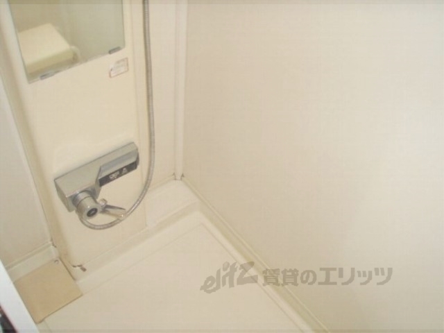 バス・シャワールーム　共同のシャワー有り