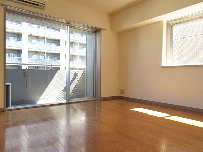 居室・リビング　全室角部屋・２面採光　広々７．６帖のお部屋です♪