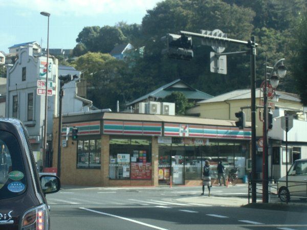 【横須賀市東逸見町のアパートのコンビニ】