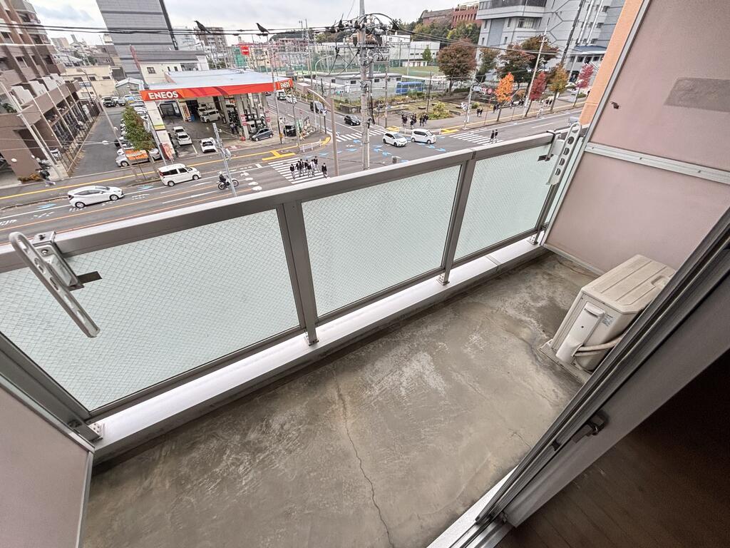 バルコニー　マンションはバルコニーが広いの特徴です。洗濯物干し◎