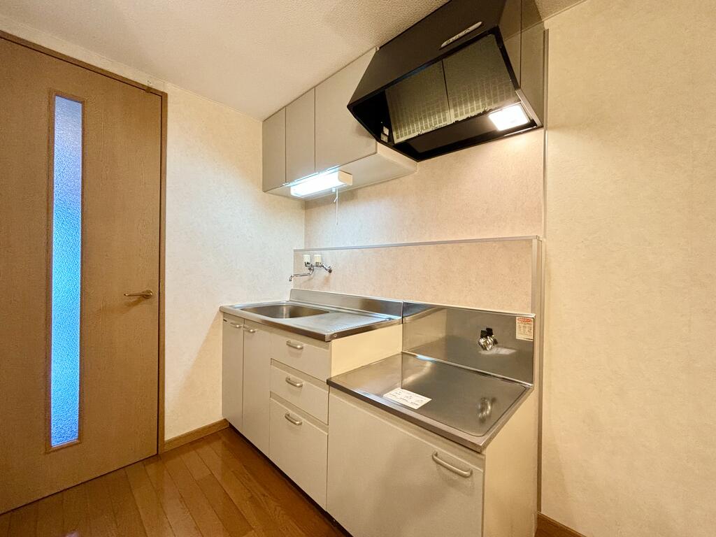 キッチン　ビルトインのキッチンと一体形のコンロでお掃除がとても楽です。