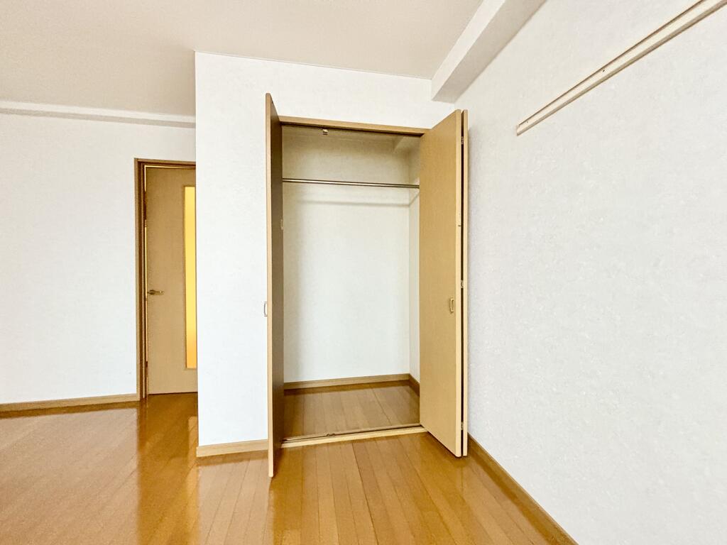 収納　パイプハンガーが設置されてます。コートやスーツ、洋服の収納◎