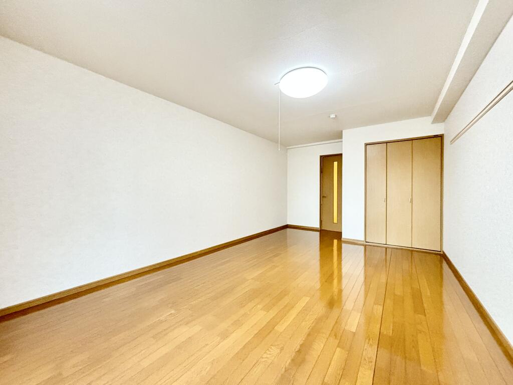 居室・リビング　広々洋室で家具選びが楽しめます。