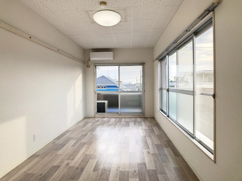 居室・リビング　壁紙・床も張り替えて綺麗になっています！