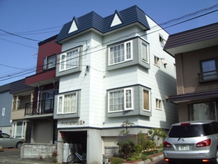 札幌市白石区栄通のアパートの建物外観