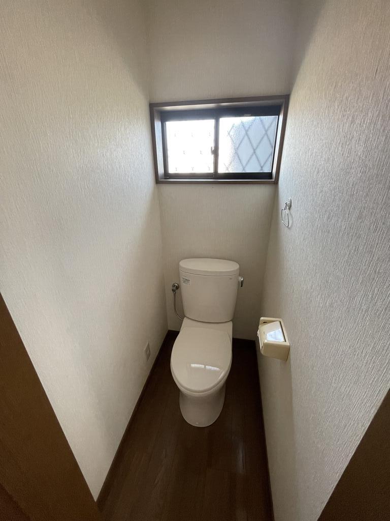 トイレ　※別号室角部屋のお写真です。