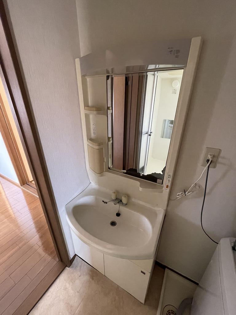 洗面設備　※別号室角部屋のお写真です。
