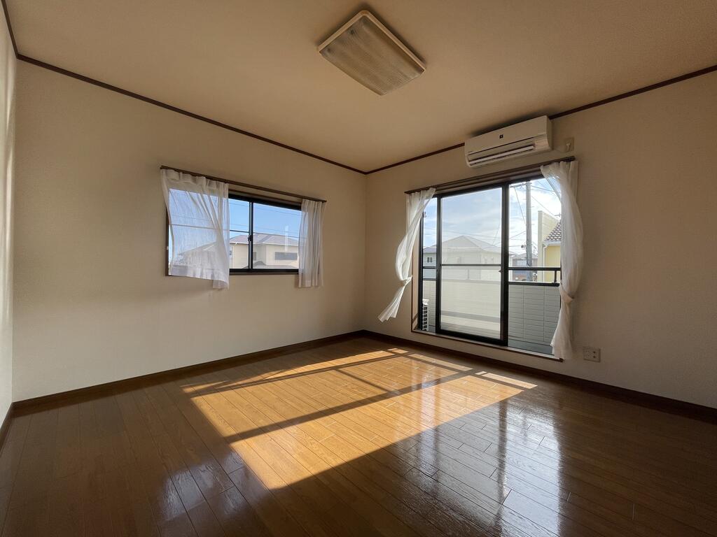 居室・リビング　※別号室角部屋のお写真です。