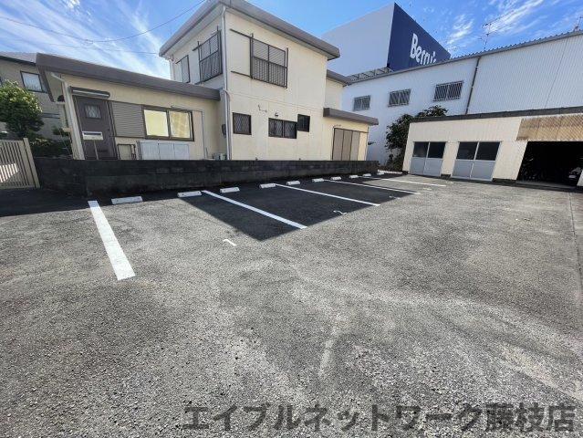 【宮本荘の駐車場】