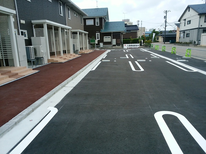 【砺波市栄町のアパートの駐車場】