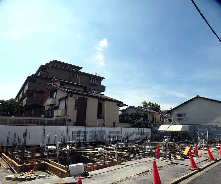 【京都市左京区岡崎西福ノ川町のマンションの建物外観】