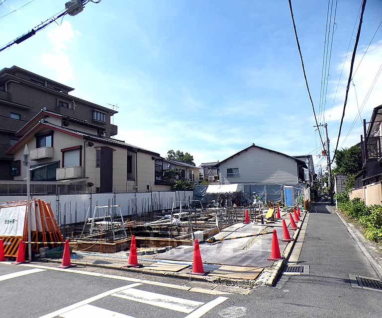 京都市左京区岡崎西福ノ川町のマンションの建物外観