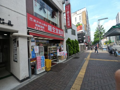 【新宿区大京町のマンションのドラックストア】